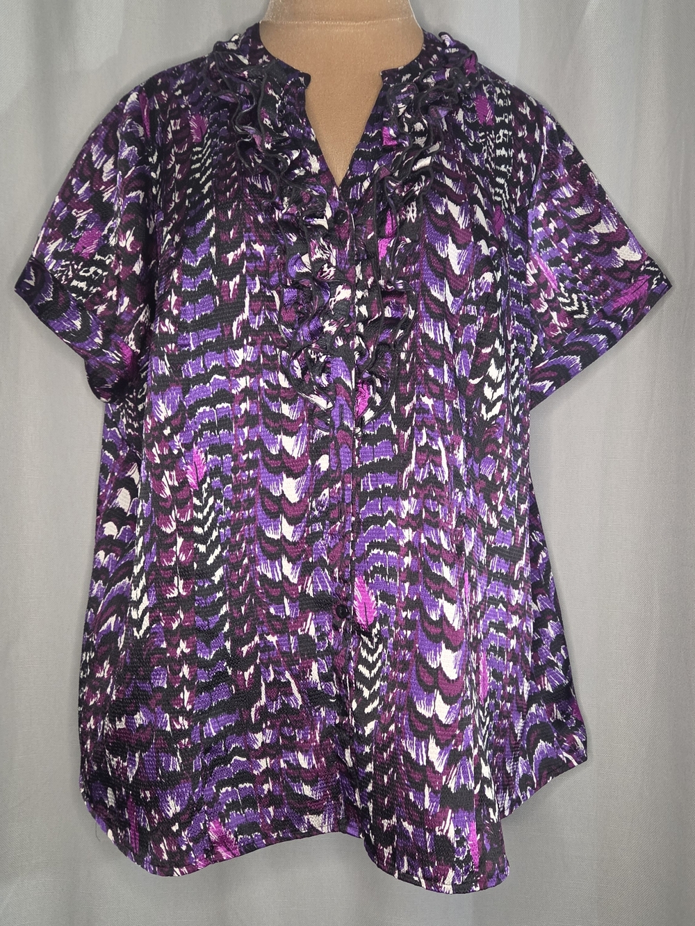 Lane Bryant Size 18/20 Ruffled V-Neck Short Sleeve Blouse in Purple Print